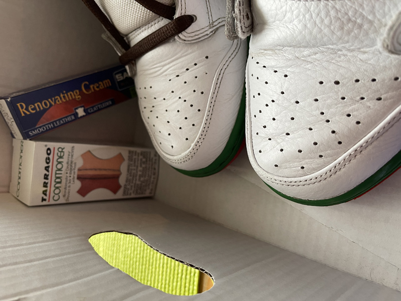 Biały krem do renowacji sneakersów nike dunk, odnowienie przetartych nosków, rys, zadrapań, przetarć na butach